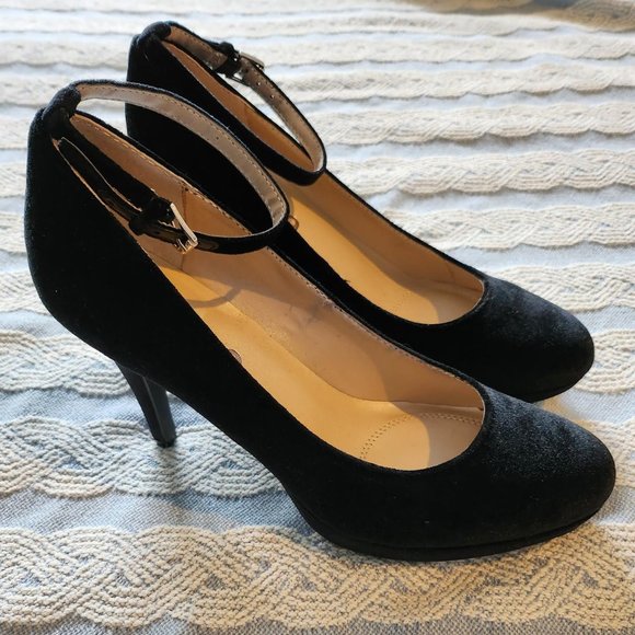 Black Velvet Ankle Strappy Platform Heels 7.5M Unisa EUC - Picture 1 of 6